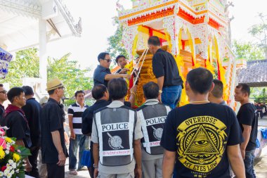 Chiang Rai, Tayland - 19 Kasım: Chiang rai, Tayland 19 Kasım 2016 krematoryuma tabutu taşımak çalışan kimliği belirsiz Tay insanlar