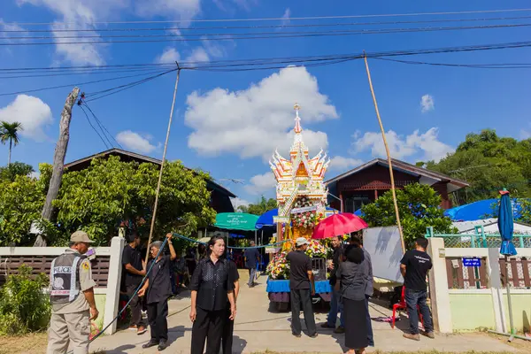 CHIANG RAI, THAÏLANDE - 19 NOVEMBRE : Des Thaïlandais non identifiés en funérailles préparent leur marche vers le cimetière le 19 novembre 2016 dans le raïon de Chiang, en Thaïlande — Photo