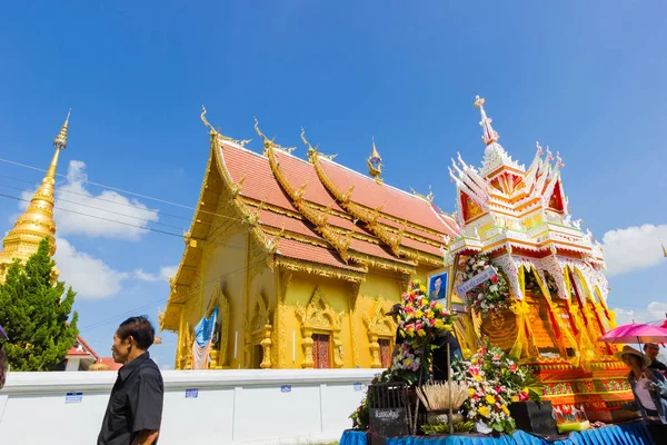 CHIANG RAI, THAILAND - NOVEMBER 19 : unidentified Thai people walking  to the graveyard on November 19, 2016 in Chiang rai, Thailand — Stock Photo, Image