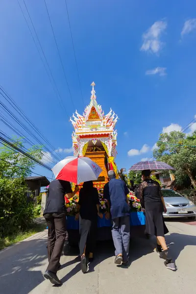 CHIANG RAI, THAÏLANDE - 19 NOVEMBRE : Des Thaïlandais non identifiés marchent vers le cimetière le 19 novembre 2016 dans la région de Chiang, en Thaïlande — Photo