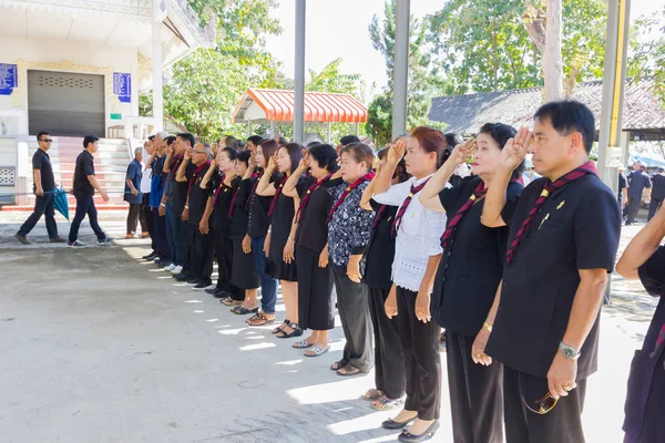 Chiang Rai, Tayland - 19 Kasım: tanımlanamayan Tay sivil izci ölü adam bir cenaze için Chiang rai, Tayland 19 Kasım 2016 selamlayan doğrultusunda. — Stok fotoğraf