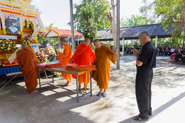 CHIANG RAI, THAÏLANDE - 19 NOVEMBRE : Des moines thaïlandais non identifiés prient pour un mort devant le cercueil le 19 novembre 2016 dans la région de Chiang, en Thaïlande — Photo