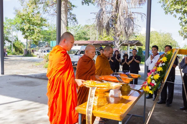 CHIANG RAI, TAILANDIA - 19 DE NOVIEMBRE: monjes tailandeses no identificados orando por un hombre muerto frente al ataúd el 19 de noviembre de 2016 en Chiang rai, Tailandia — Foto de Stock
