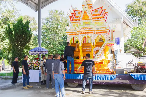 CHIANG RAI, THAÏLANDE - 19 NOVEMBRE : Des Thaïlandais non identifiés essayant de transporter un cercueil au crématoire le 19 novembre 2016 dans la région de Chiang, en Thaïlande — Photo