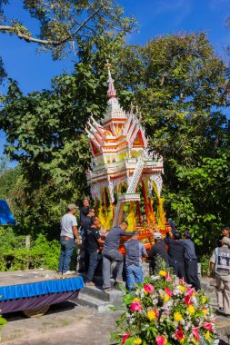 Chiang Rai, Tayland - 19 Kasım: tanımlanamayan Tay insanlar bir saray taşıyan kağıttan krematoryuma için 19 Kasım 2016 üzerinde Chiang rai, Tayland yapılmış