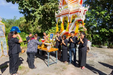 Chiang Rai, Tayland - 19 Kasım: ölü adamın ailesine teşekkür cenazeye Chiang rai, Tayland 19 Kasım 2016 üzerinde gelen kişilere