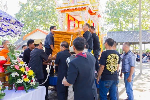 Chiang rai, thailand - 19. November: Unbekannte Thailänder versuchen am 19. November 2016 in chiang rai, thailand, den Sarg zum Krematorium zu tragen — Stockfoto