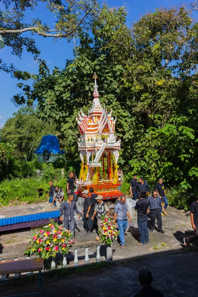 CHIANG RAI, THAÏLANDE - 19 NOVEMBRE : Thaï non identifié transportant un palais en papier au crématoire le 19 novembre 2016 dans la région de Chiang, Thaïlande — Photo