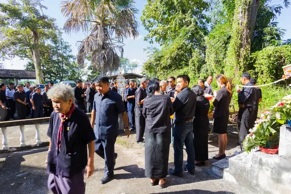 CHIANG RAI, THAÏLANDE - 19 NOVEMBRE : La famille du mort remercie les personnes qui sont venues aux funérailles le 19 novembre 2016 dans la région de Chiang, en Thaïlande — Photo