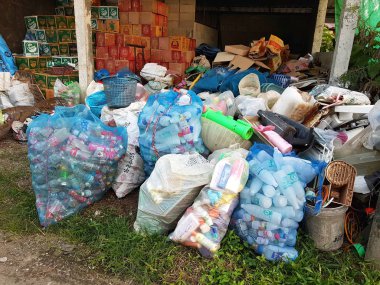 Chiang Rai, Tayland - 23 Kasım: plastik şişe büyük plastik torba geri dönüşüm merkezi 23 Kasım 2016 üzerinde Chiang rai, Tayland atık.