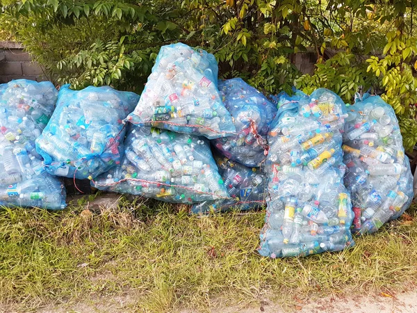 CHIANG RAI, TAILANDIA - 23 DE NOVIEMBRE: residuos de botellas de plástico en grandes bolsas de plástico en el centro de reciclaje el 23 de noviembre de 2016 en Chiang rai, Tailandia . —  Fotos de Stock