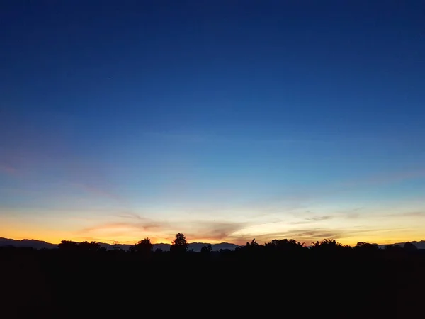 Sonnenuntergang Hintergrund mit Silhouette Vordergrund, Abendszene. — Stockfoto