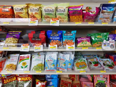 Chiang Rai, Tayland - 25 Kasım: çeşitli marka kuru meyve ve fındık süpermarket stand Satılık ambalajında veya yedi on 25 Kasım 2016 yılında Chiang rai, Tayland tarihinde raf.