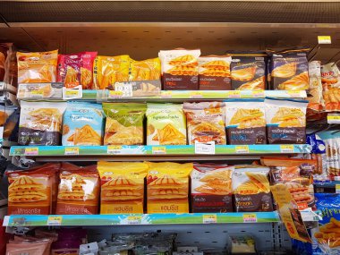 Chiang Rai, Tayland - 25 Kasım: çeşitli marka sandviç süpermarket stand Satılık ambalajında veya yedi on 25 Kasım 2016 yılında Chiang rai, Tayland tarihinde raf.