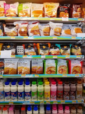 Chiang Rai, Tayland - 25 Kasım: çeşitli marka burger ve ambalaj süpermarket stand satılık pastörize süt veya raf yedi onbir üzerinde 25 Kasım 2016 yılında Chiang rai, Tayland.
