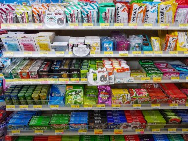 Chiang Rai, Tayland - 25 Kasım: çeşitli marka pastil ve sakız süpermarket stand Satılık ambalajında veya raf yedi onbir üzerinde 25 Kasım 2016 yılında Chiang rai, Tayland.