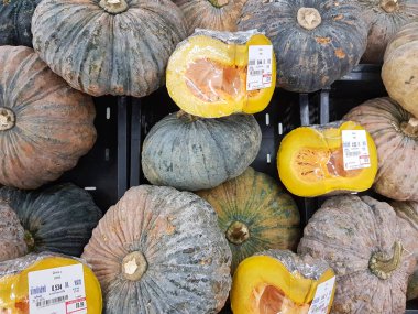 Chiang Rai, Tayland - 25 Kasım: süpermarkette rafta Chiang rai, Tayland 25 Kasım 2016 üzerinde satılan kabaklar