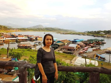 Kanchanaburi, Tayland - 25 Kasım: 25 Kasım 2016 Kanchanaburi, Tayland için üzerinde Sangkhla Buri içinde eski ahşap Pzt köprüsünde fotoğraf çekme kimliği belirsiz bir kadın