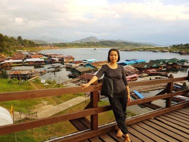 Kanchanaburi, Tayland - 25 Kasım: 25 Kasım 2016 Kanchanaburi, Tayland için üzerinde Sangkhla Buri içinde eski ahşap Pzt köprüsünde fotoğraf çekme kimliği belirsiz bir kadın