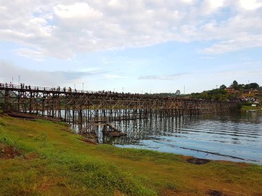 Kanchanaburi, Tayland - 25 Kasım: zevk ve yürüme Sangkhla Buri eski ahşap Pzt köprüsü üzerinde 25 Kasım 2016 Kanchanaburi, Tayland için tanımlanamayan turizm