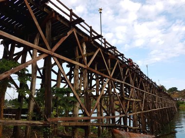 Kanchanaburi, Tayland - 25 Kasım: zevk ve yürüme Sangkhla Buri eski ahşap Pzt köprüsü üzerinde 25 Kasım 2016 Kanchanaburi, Tayland için tanımlanamayan turizm