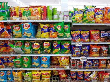 Chiang Rai, Tayland - 26 Kasım: çeşitli marka patates cipsi ve aperatifler süpermarket stand Satılık ambalajında veya yedi on 26 Kasım 2016 yılında Chiang rai, Tayland tarihinde raf