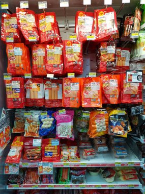 Chiang Rai, Tayland - 26 Kasım: 26 Kasım 2016 tarihinde Chiang rai, Tayland'da Seven Eleven'da süpermarket standında veya rafta satışa sunulan ambalajlarda çeşitli marka sosis ve dondurucu gıda