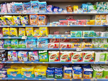 Chiang Rai, Tayland - 27 Kasım: çeşitli marka doku kağıt ve ambalaj süpermarket stand Satılık bebek bezi veya yedi on 27 Kasım 2016 yılında Chiang rai, Tayland tarihinde raf