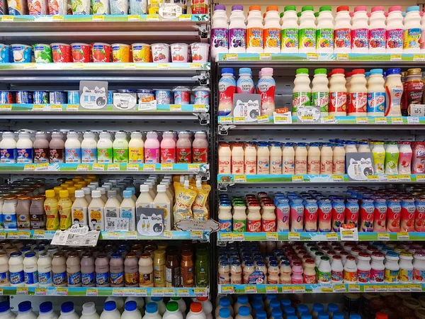 Chiang Rai, Thailand - 25 November: verschillende merk van gepasteuriseerde melk in verpakking voor verkoop op de stand van de supermarkt of plank in Seven-Eleven op 25 November 2016 in Chiang rai, Thailand. — Stockfoto