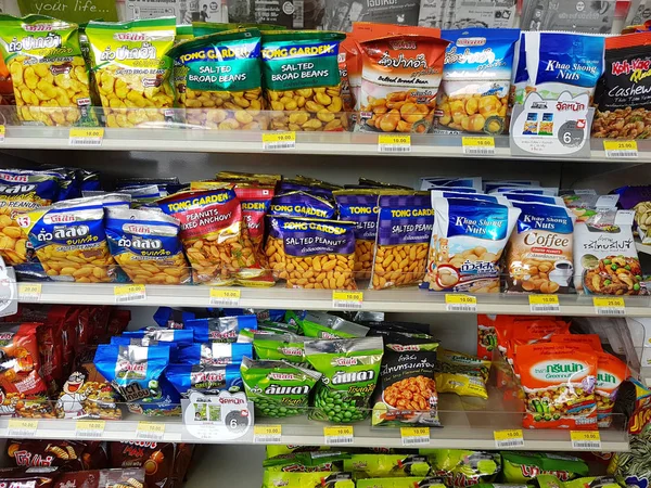 Чіанг Рай, Таїланд - 25 листопада: різні марки сухофрукти та горіхи в упаковці для продажу на стенді супермаркет або полиці в семи одинадцять на 25 листопада 2016 в Чіанг Рай, Таїланд. — стокове фото