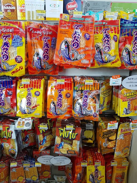 チェンライ, タイ - 11 月 25 日: 乾燥魚の様々 なブランド スナック スーパー スタンドの販売のための包装の線または 7:11 2016 年 11 月 25 日チェンライ、タイの上の棚. — ストック写真