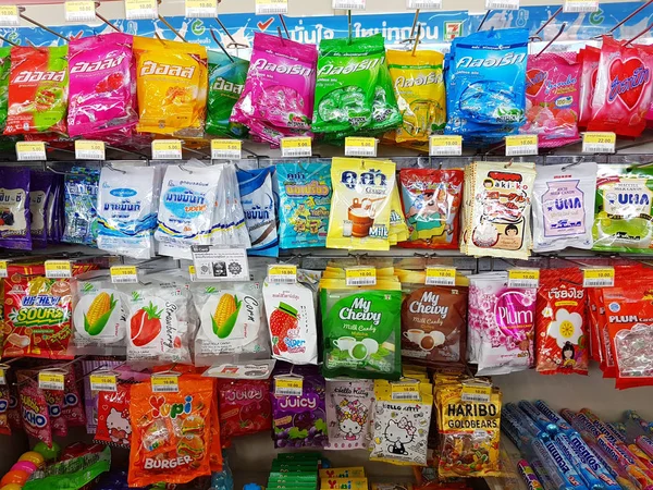 CHIANG RAI, THAILANDIA - 25 NOVEMBRE: varie marche di caramelle nel packaging in vendita presso lo stand o lo scaffale del supermercato a Seven Eleven il 25 novembre 2016 a Chiang rai, Thailandia . — Foto Stock