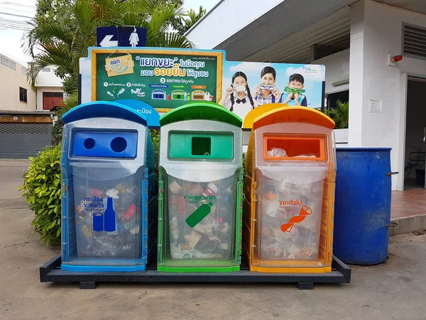 CHIANG RAI, TAILANDIA - 25 DE NOVIEMBRE: Tres contenedores en diferentes colores de pie en la gasolinera el 25 de noviembre de 2016 en Chiang rai, Tailandia —  Fotos de Stock