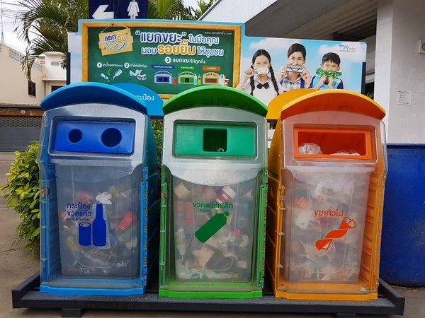 CHIANG RAI, TAILANDIA - 25 DE NOVIEMBRE: Tres contenedores en diferentes colores de pie en la gasolinera el 25 de noviembre de 2016 en Chiang rai, Tailandia —  Fotos de Stock