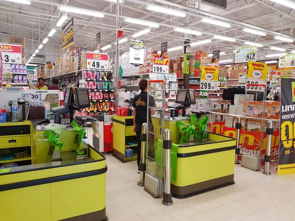 Chiang Rai, Thailand - 25 November: niet-geïdentificeerde klant assistent aan de kassa in de supermarkt op 25 November 2016 in Chiang rai, Thailand. — Stockfoto