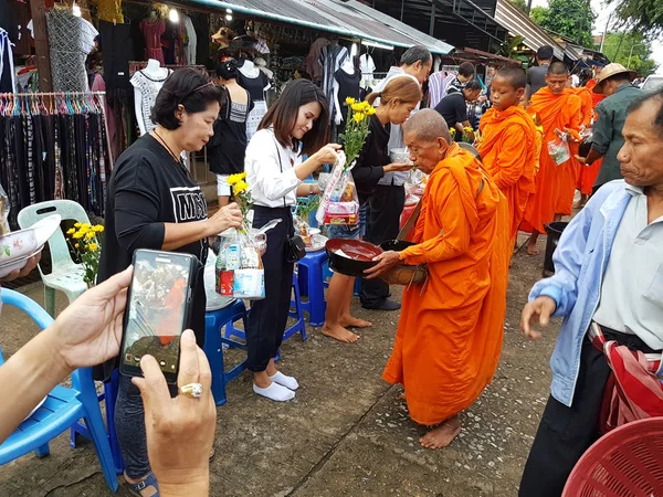Kanchanaburi, Tayland - 25 Kasım: kimliği belirsiz kişiler, vermek gıda teklifleri rahipler Sangkhlaburi sabah üzerinde 25 Kasım 2016 Kanchanaburi, Tayland — Stok fotoğraf