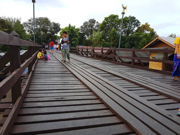 KANCHANABURI, THAILAND - NOVEMBER 25: unidentified tourist enjoying and walking on the old wooden Mon Bridge in Sangkhla Buri on November 25, 2016 in Kanchanaburi, Thailand — Stock Photo, Image