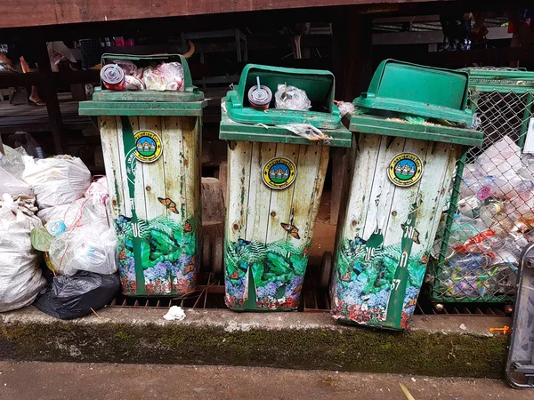 KANCHANABURI, TAILANDIA - 25 DE NOVIEMBRE: Tres contenedores verdes de pie cerca del viejo puente de madera Mon Bridge en Sangkhla Buri el 25 de noviembre de 2016 en Kanchanaburi, Tailandia —  Fotos de Stock