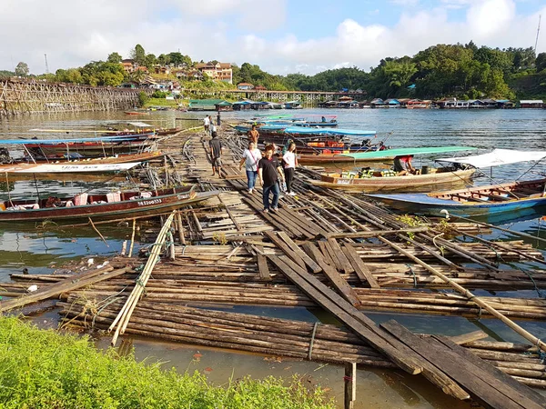 KANCHANABURI, TAILANDIA - 25 DE NOVIEMBRE: balsa de madera cerca del viejo puente de madera Mon Bridge en Sangkhla Buri el 25 de noviembre de 2016 en Kanchanaburi, Tailandia — Foto de Stock