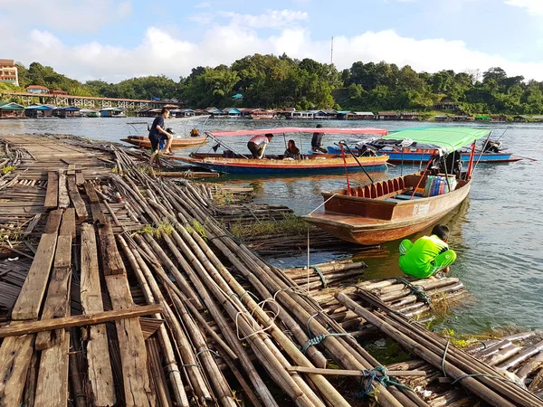KANCHANABURI, THAILAND - NOVEMBER 25: wooden raft near the old wooden Mon Bridge in Sangkhla Buri on November 25, 2016 in Kanchanaburi, Thailand — Stock Photo, Image
