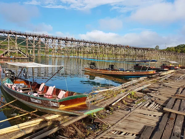 KANCHANABURI, TAILANDIA - 25 DE NOVIEMBRE: balsa de madera cerca del viejo puente de madera Mon Bridge en Sangkhla Buri el 25 de noviembre de 2016 en Kanchanaburi, Tailandia — Foto de Stock