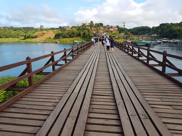 KANCHANABURI, TAILANDIA - 25 DE NOVIEMBRE: el viejo puente de madera de Mon en Sangkhla Buri el 25 de noviembre de 2016 en Kanchanaburi, Tailandia — Foto de Stock