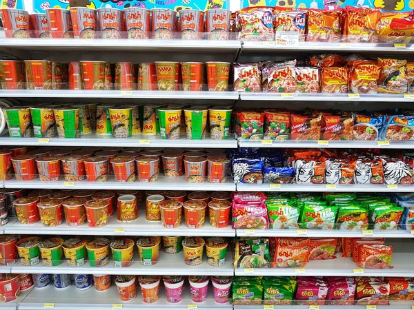 Chiang Rai, Tayland - 26 Kasım: çeşitli marka Satılık süpermarket stand ambalajın anlık erişte veya raf yedi onbir üzerinde 26 Kasım 2016 yılında Chiang rai, Tayland