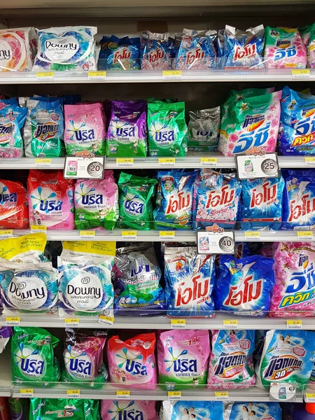 Chiang Rai, Thailand - 26 November: verschillende merk van wasmiddel in verpakking voor verkoop op de stand van de supermarkt of plank in zeven elf op 26 November 2016 in Chiang rai, Thailand — Stockfoto