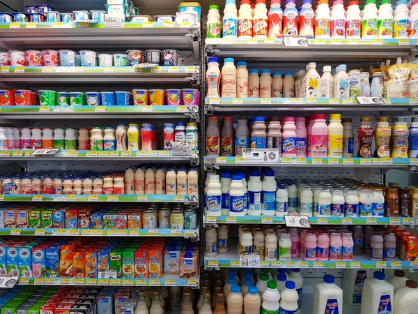 CHIANG RAI, THAILAND - NOVEMBRO 25: várias marcas de leite pasteurizado em embalagens para venda em stand de supermercado ou prateleira no Seven Eleven em 25 de novembro de 2016 em Chiang rai, Tailândia . — Fotografia de Stock