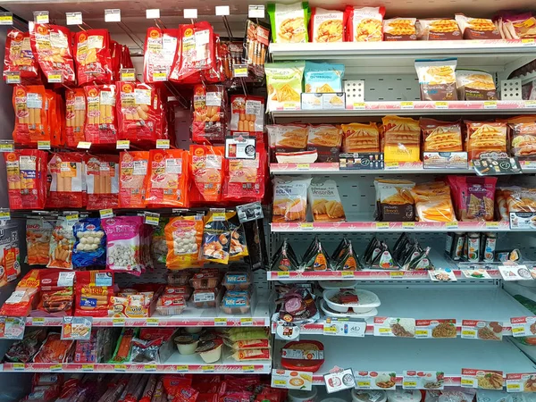 Chiang Rai, Thailand - 26 November: verschillende merk van worst en bevriezen van voedsel in verpakking voor verkoop op de stand van de supermarkt of plank in Seven-Eleven op 26 November 2016 in Chiang rai, Thailand — Stockfoto