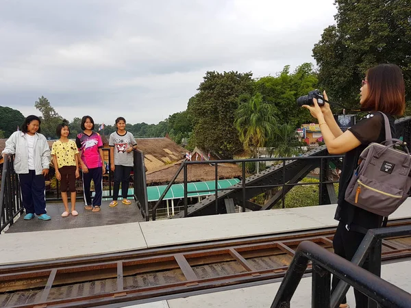 KANCHANABURI, THAILAND - NOVEMBER 26: unidentified asian people taking photograph on Bridge on the river Kwai on November 26, 2016 in Kanchanaburi, Thailand — Stock Photo, Image