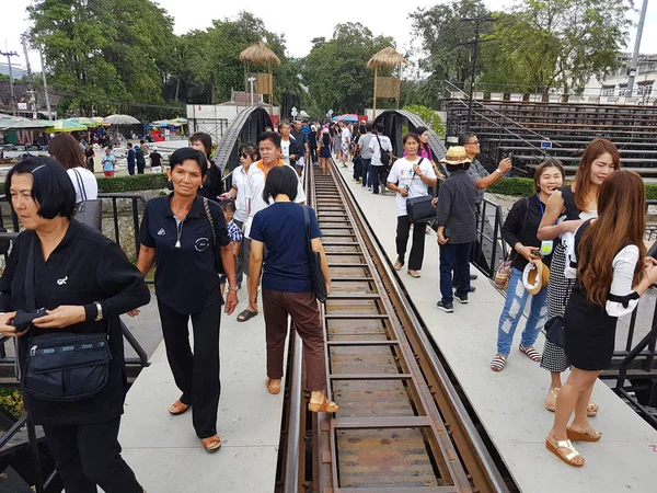 KANCHANABURI, THAILAND - NOVEMBER 26: unidentified asian people walking on Bridge on the river Kwai on November 26, 2016 in Kanchanaburi, Thailand — Stock Photo, Image