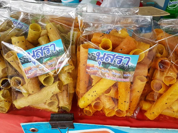 KANCHANABURI, THAILANDIA - 26 NOVEMBRE: wafer croccanti laminati in imballaggi venduti sul mercato il 26 novembre 2016 a Kanchanaburi, Thailandia — Foto Stock