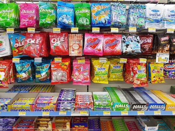 CHIANG RAI, TAILANDIA - 27 DE NOVIEMBRE: varias marcas de dulces en envases para la venta en el stand o estante del supermercado en Seven Eleven el 27 de noviembre de 2016 en Chiang rai, Tailandia . —  Fotos de Stock